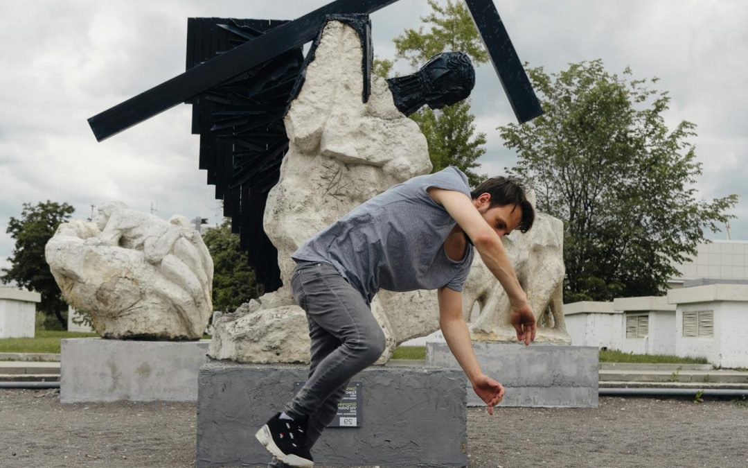 Jeune danseur seul en plein mouvement